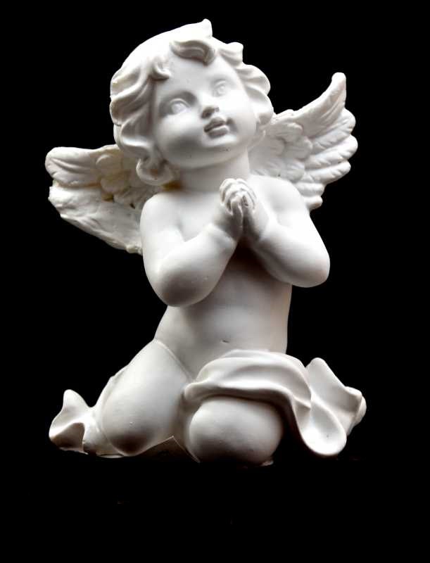 Andělíček modlící se 12x9x6,5 cm soška anděla bílý polyresin